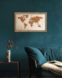 Weltkarte aus Holz in einem Eichenrahmen