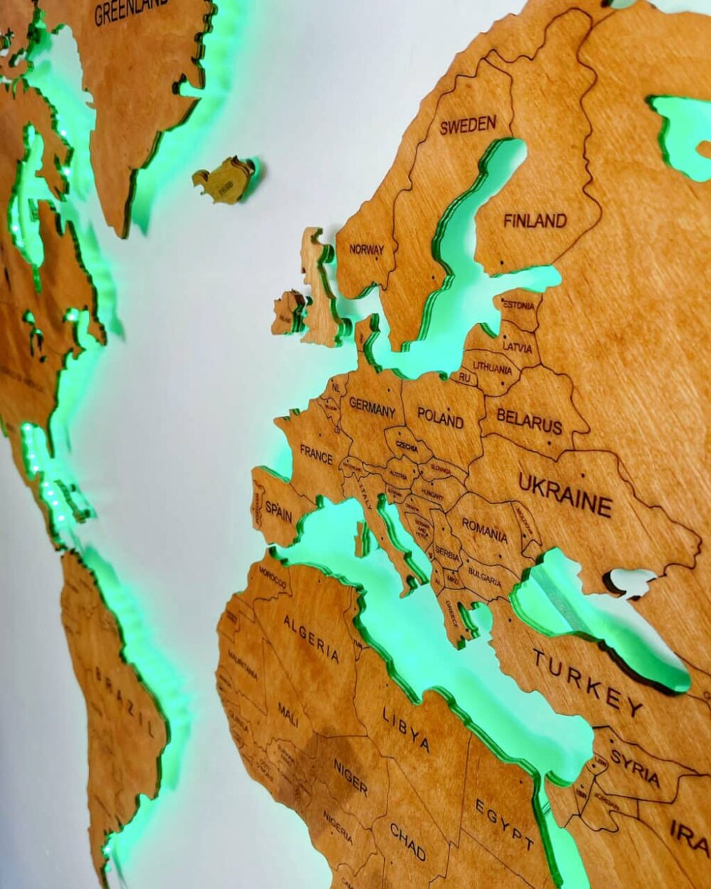 LED-beleuchtete Weltkarte aus Holz klassisch 5